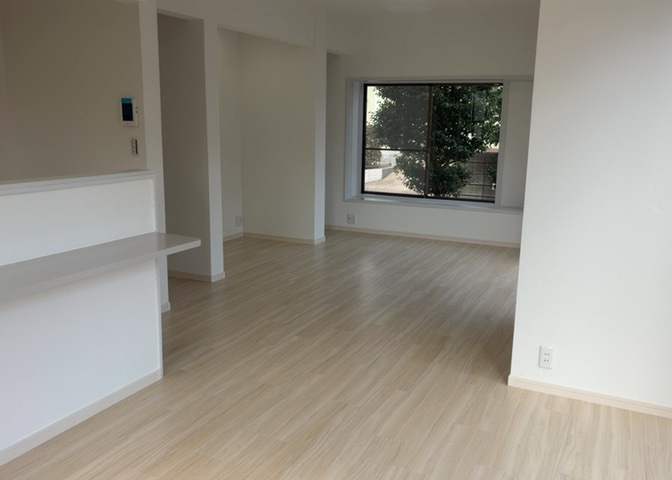 L型アイランドタイプは、キッチンからダイニングにもリビングにも目が行き届くので、とても使いやすい配置です。L字型独立タイプは、キッチンを独立させてるためLDKというよりもLDといった様なイメージです。