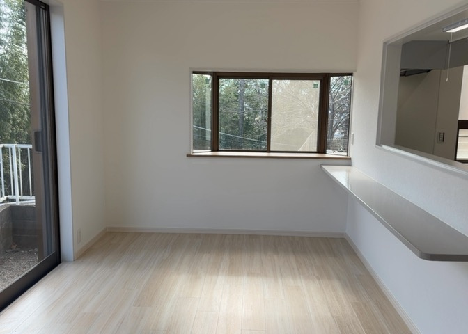 ダイニングは、食事や家族の団らんスペースとしてだけではなく、ほかの用途としても使用することができます。ダイニングテーブルを置き、食事のためのスペースを作ることでリビングとの差別化を図ることができます。