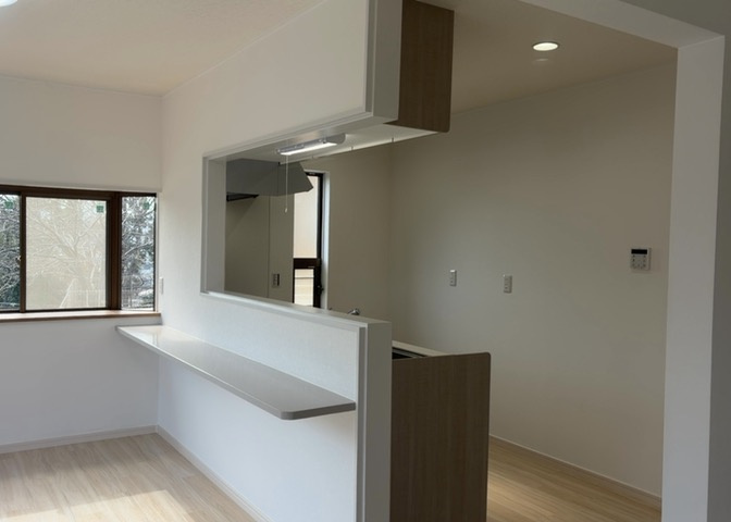 DKの物件でも広く見せたい方は、ダイニングスペースを広く使えるように工夫しましょう。低めのダイニングソファを置くと、家具の圧迫感が減り、広く見せることができ、ダイニングをリビングのように使用できます！