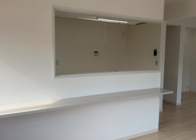 ダイニングとキッチンの間を扉や壁などで仕切らず、一体化させた間取りです。キッチンカウンターがついている物件ならば、食事をキッチンカウンターで取ることで、ダイニングスペースをリビングとして使用できます。