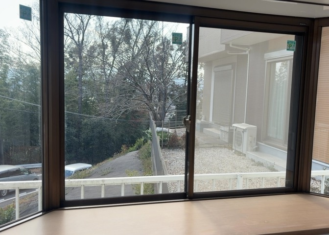 サッシは、ガラス窓に使用される金属製の窓枠です。一般的に住宅建築では、金属製建具工事の段階でガラス類・玄関などと同時に設置されます。種類や構造により断熱性能や遮音性能が異なるので現地でご確認ください。