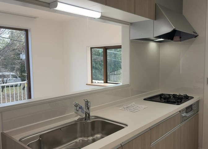 標準的なシステムキッチンの横幅は、165cm～300cm程度です。2100・2400・2550・2700などミリ単位で表記されます。普段どのように料理をするのかを想定しながら合ったサイズを選びましょう