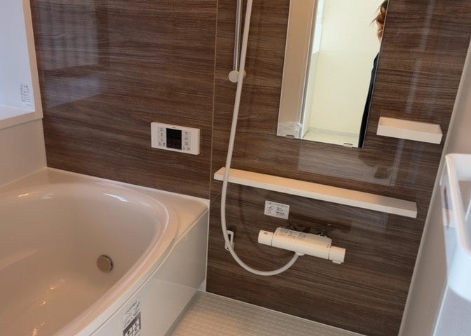 入浴時の快適さも大事なことですが、綺麗な状態を維持できなければ気持ちよく入浴できません。毎日の掃除が楽という点は大事なポイントになります！カビが生えにくく掃除がしやすい、壁や浴槽を選ぶといいでしょう。