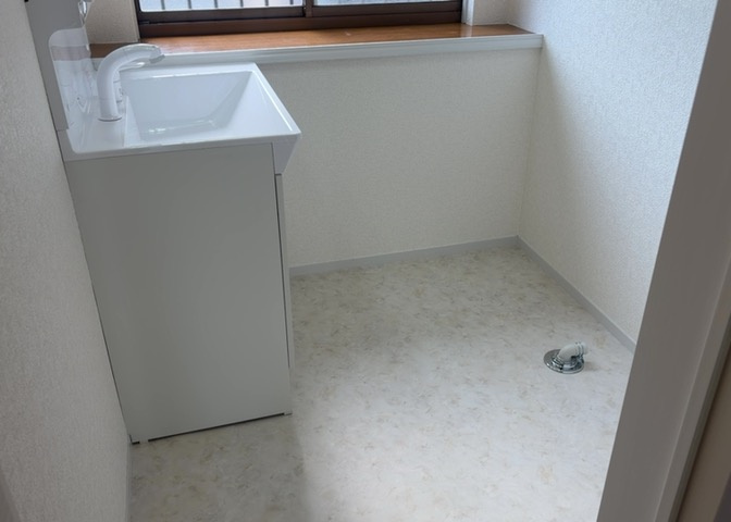 多くの戸建て住宅で見かける洗面脱衣所は、洗面台と洗濯機が2畳ほどのスペースに並べられていて、洗面所が脱衣所を兼ね備えている間取りが一般的です。お客様が利用することもある、パブリックな空間でもあります。