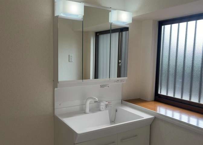 洗面化粧台では顔を洗ったり、身だしなみを整えることが本来の使い方ですが、用途によっては洗面化粧台に求められる機能が違ってくるため、ご自身や家族のライフスタイルに合ったものを選ぶことをおすすめ致します。