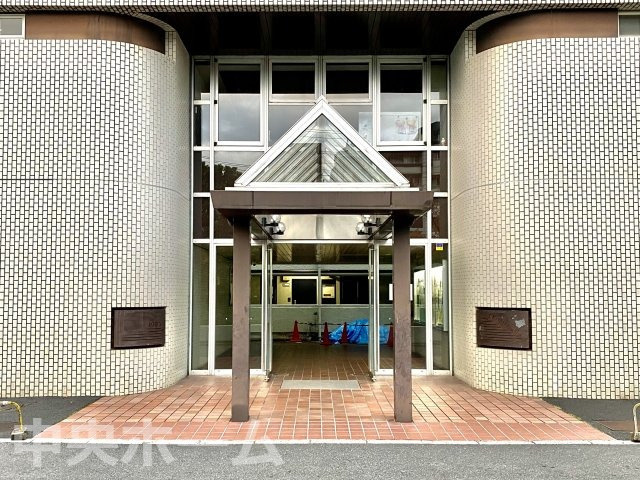 【エントランス】マンションのエントランスは、その物件の印象を決める、顔とも言える場所です。毎日通る場所ですからきれいなのが一番です。エントランス内はオートロックですので暮らしの安全も確保されています。