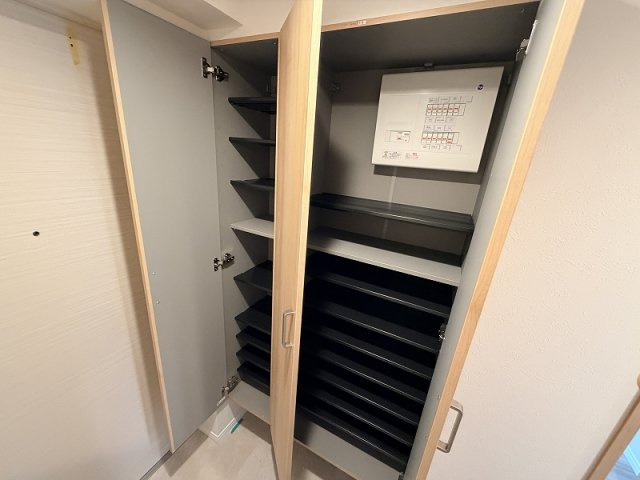 玄関にはトールタイプのシューズボックスを採用。　