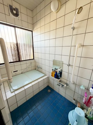 浴室写真。大きな窓があり換気もばっちりです。