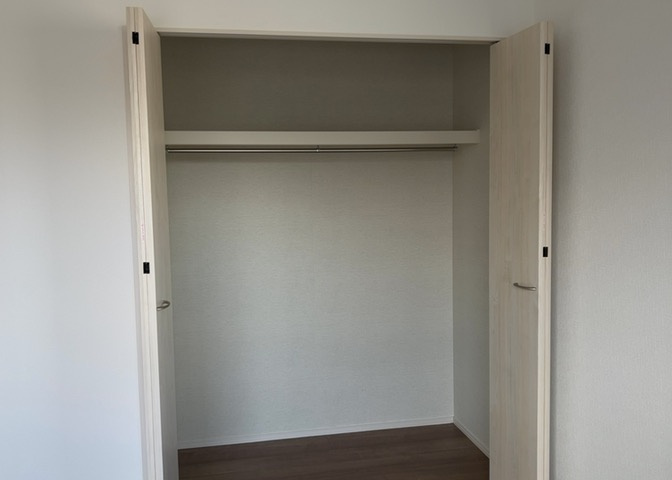 デザイン性を重視しすぎて収納が少なかった！なんてことにならないため、事前に現地で収納の数を確認しておくことをお勧めします。クローゼット以外にも床下収納や屋根裏収納、パントリーなどもチェックしましょう。