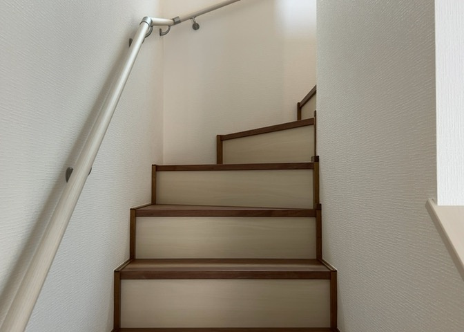 建物の上下階の通路である階段は、その位置によって動線や室内の印象が大きく左右されます。手摺にも重要な役割があり、転倒の防止・歩行や動作を円滑にして日常生活を支えることを主な目的として設置されています。