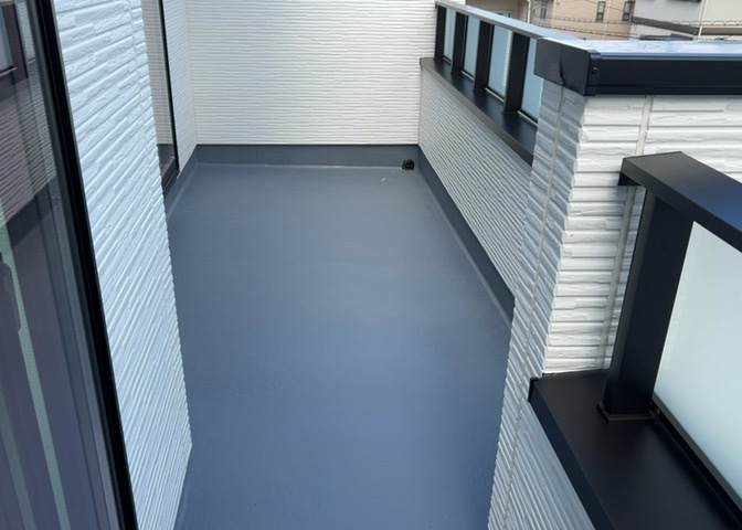 バルコニーは、室外の専用スペースのうち、「屋根がなく開放された空間」であるものを指します。ベランダより広いタイプのものが多く、日当たりもよいため家庭菜園などを楽しみたい人にとって適した環境となります。