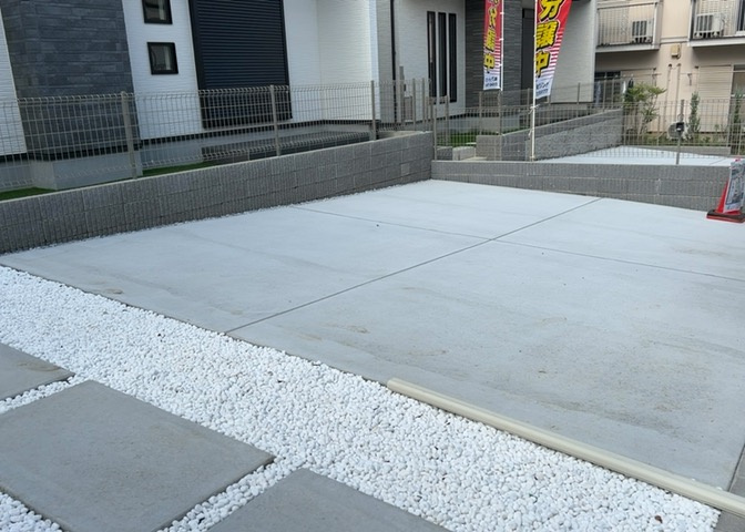 駐車場と明記されていても、最小スペースでつくられた駐車場だと大型車は駐車できなかったり、出入りしにくくなったりする可能性があります。お車のサイズと購入したい物件の駐車場のサイズを現地で確認しましょう。