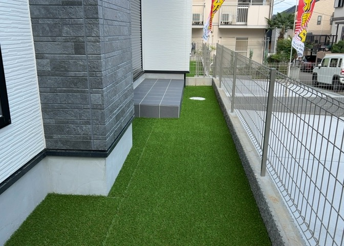 庭があることでガーデニングや家庭菜園はもちろん、こどもの遊び場やペットを放して遊ぶことができます。また、家の周囲に余裕があるということです。隣地との間があれば、十分な日当たりと、風通しが確保できます。