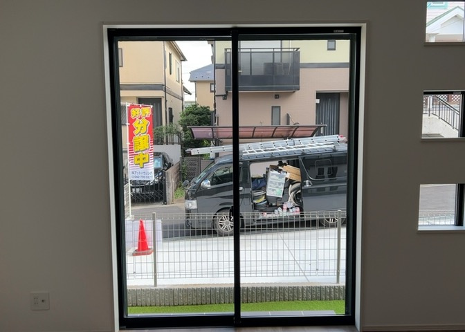 サッシとは、ガラス窓に使用される金属製の窓枠のことです。一般的に住宅建築では、金属製建具工事の段階で備え付けるもので、ガラス類や玄関、バスルームのスチール製のドアなどと同じタイミングで工事を行います。