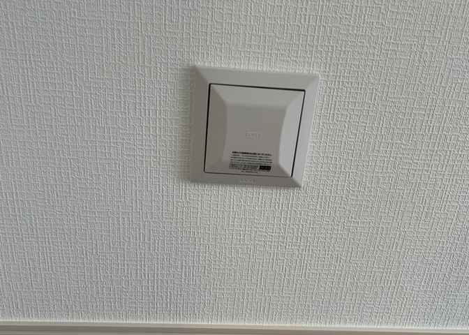 1日中建物内の換気が行われるように設計された仕組みです。気密性の高い住宅は、家に籠った空気でシックハウス症候群になる可能性がありますが、24時間換気システムであれば計画的な換気で対策が可能です。