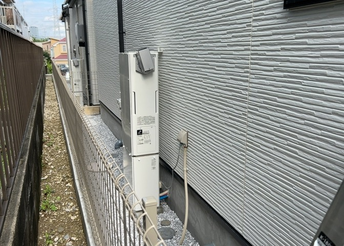 省エネ給湯器とは従来型の給湯器より熱効率が高く、少ない燃料でたくさんのお湯を沸かすことが出来る高効率な給湯器のことを指します。また、省エネ給湯器には種類があり、利便性や効果なども様々です。