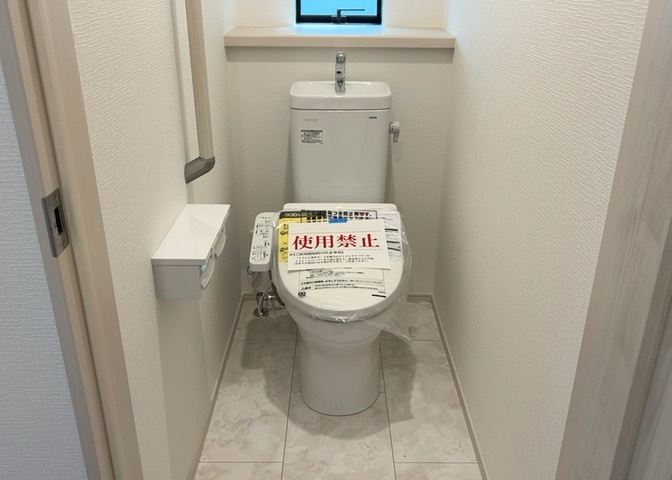 トイレは大きさや形、機能、抗菌性などが異なる多種多彩なタイプが各メーカーから出ています。それぞれに良さがあるため、事前にどういったタイプのトイレがいいのかをご家庭内で決めて、内見に行くといいでしょう。