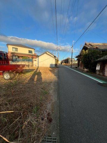 前面道路との高低差も無く、ラクラク乗入れ◎