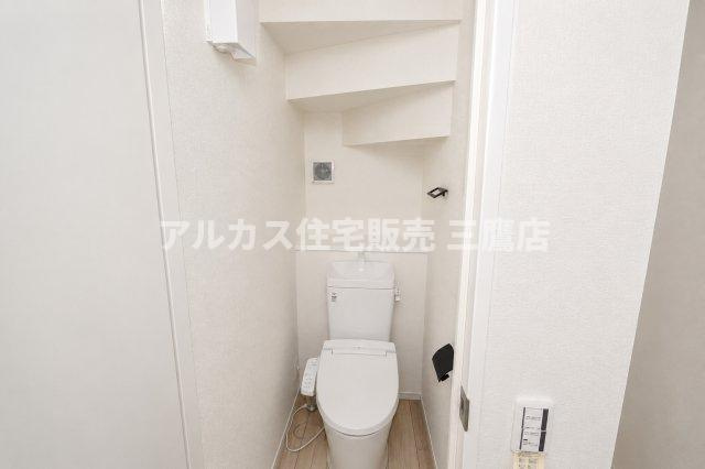 1階トイレは温水洗浄便座と手洗い付き。階段下を活かした、すっきりとした空間です。