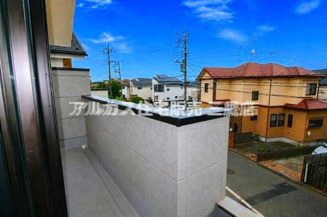 高い腰壁で外からの視線に配慮されたバルコニー。周辺の街並みを見渡せます。