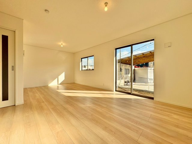 家族が自然と集まる、明るく開放的なリビング空間。