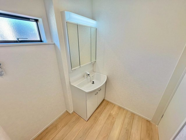 洗面小物や日用品を収納できる便利な設計で、整理整頓もラクラク