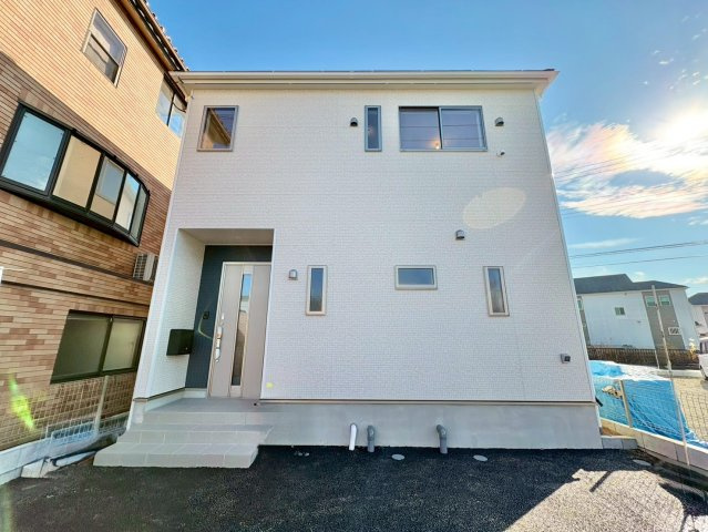 広々とした約18.2帖のリビング空間！キッチン・洗面・浴室がまとまった水回り動線で、家事の移動もスムーズです！南向きバルコニーで陽当り良好です！駐車スペース2台可(車種による)！