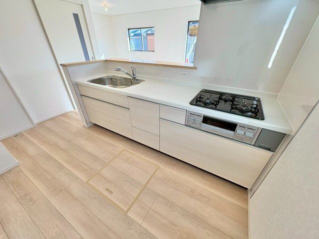 調理道具や調味料もすっきりしまえる、収納力のあるキッチン。