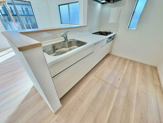 対面式のキッチンですので、ご家族との会話を楽しみながら食事の準備が出来ます。リビングの様子もキッチンから見る事が出来ますよ