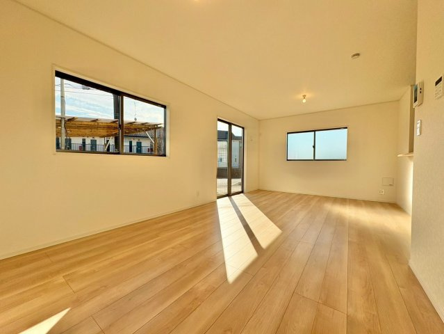 LDK18.2帖・ゆったりとした広さで、ソファやダイニングセットも余裕をもって配置可能。