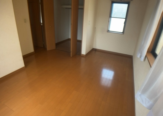 洋室のメリットは重い家具が置きやすく、身の回りが整理しやすいことです。　床がフローリングのため畳とは異なり凹みにくいです。　クローゼットなど収納が豊富で、普段使わない旅行カバンや服の整頓も簡単にです。