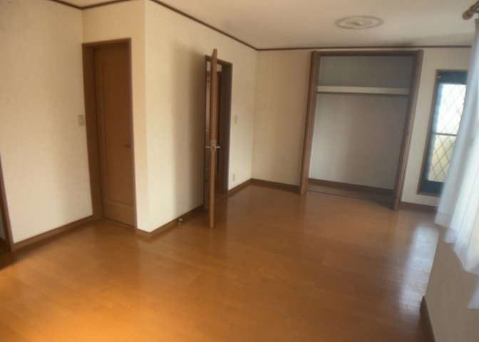 寝室でゆっくりと過ごすためにはベッド周りの適度な空間を担保することや窓の位置、照明の明るさ、寝室の広さなどを考える必要があります。自身や家族の構成とライフスタイルに併せて寝室にする部屋を選びましょう！