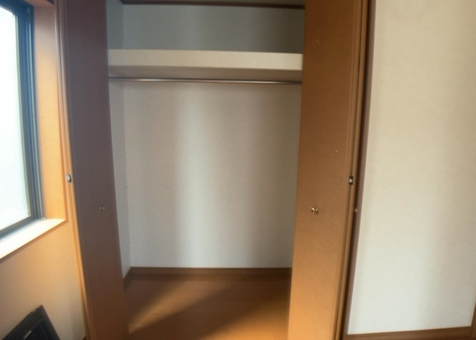 デザイン性を重視しすぎて収納が少なかった！なんてことにならないため、事前に現地で収納の数を確認しておくことをお勧めします。クローゼット以外にも床下収納や屋根裏収納、パントリーなどもチェックしましょう。