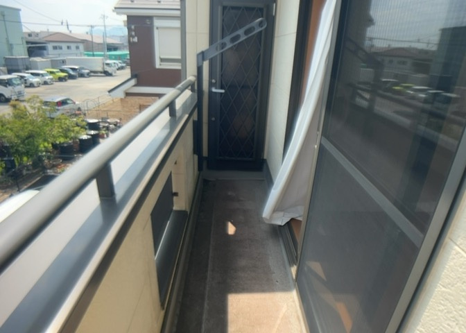 バルコニーは、室外の専用スペースのうち、「屋根がなく開放された空間」であるものを指します。ベランダより広いタイプのものが多く、日当たりもよいため家庭菜園などを楽しみたい人にとって適した環境となります。