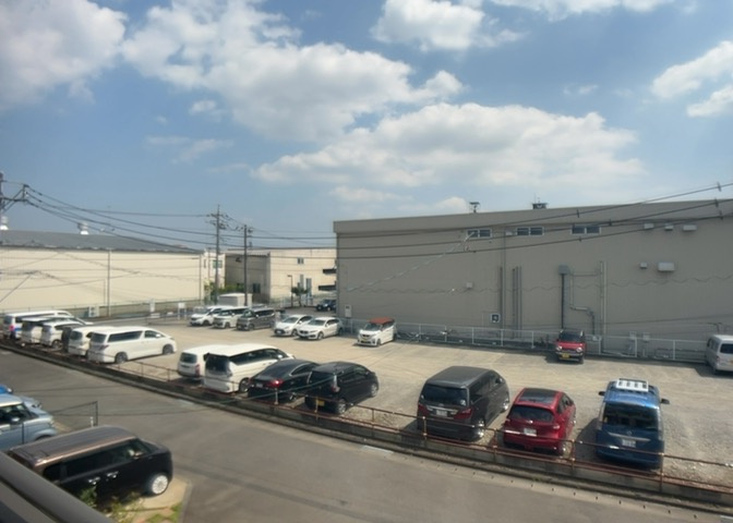 眺望を気にして物件を探す場合、前面に建物が建っていないか現地で確認しましょう！前面に建物があると景色はもちろん、日当たりや風通しにも影響が出てきます。住んだ時のことを想像しながら現地見学をしましょう。