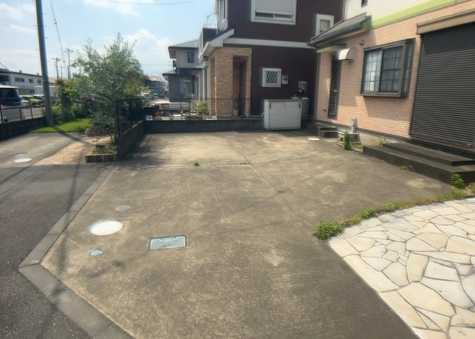 駐車場と明記されていても、最小スペースでつくられた駐車場だと大型車は駐車できなかったり、出入りしにくくなったりする可能性があります。お車のサイズと購入したい物件の駐車場のサイズを現地で確認しましょう。
