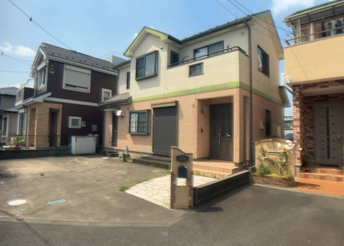 住宅用の土地では前面道路に2m以上接していなければならないと法律で定められています。しかし、お持ちの車のサイズやライフスタイルなどにより、2mでは利便が悪い場合もございますので、事前に確認しましょう。