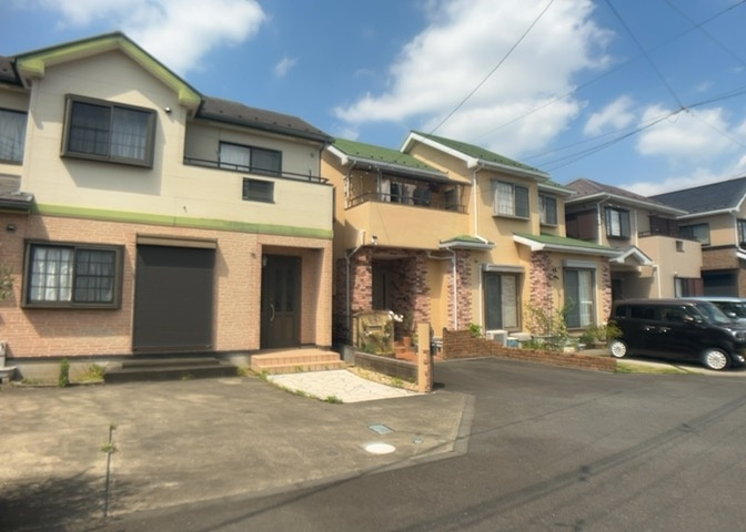 お持ちの車種によっては前面道路が広い方が便利でしょう。しかし、前面道路が広ければその分交通量が多くなるため、騒音などが気になる場合があります。実際に現地を見学し、周辺交通量や騒音などを確認しましょう！