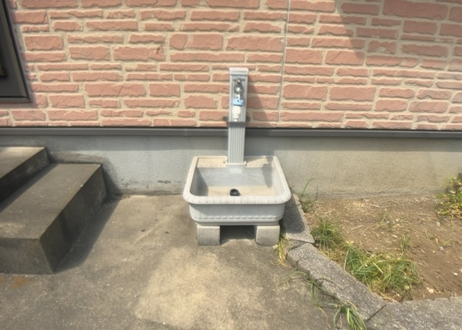 敷地内に散水栓や立水栓があると便利です。水道水を直接利用できるため、水を運ぶ手間を省くことが出来ます。大量の水を必要とする洗車作業や清掃などに役立ちます。その他設備とあわせて、現地でご確認ください。