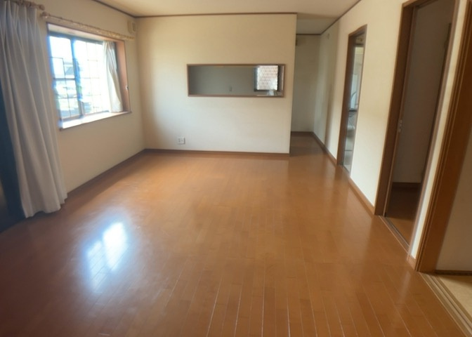 L型アイランドタイプは、キッチンからダイニングにもリビングにも目が行き届くので、とても使いやすい配置です。L字型独立タイプは、キッチンを独立させてるためLDKというよりもLDといった様なイメージです。