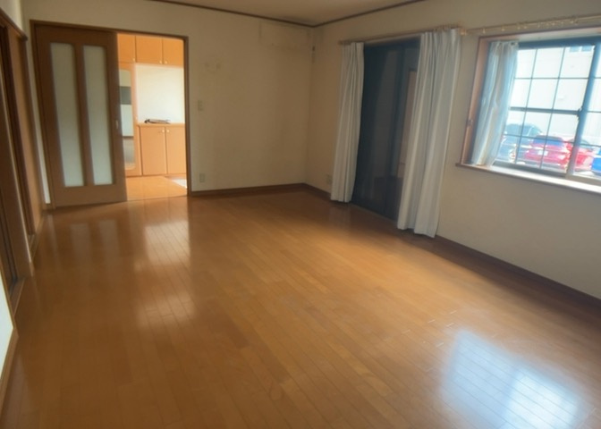 ダイニングは、食事や家族の団らんスペースとしてだけではなく、ほかの用途としても使用することができます。ダイニングテーブルを置き、食事のためのスペースを作ることでリビングとの差別化を図ることができます。