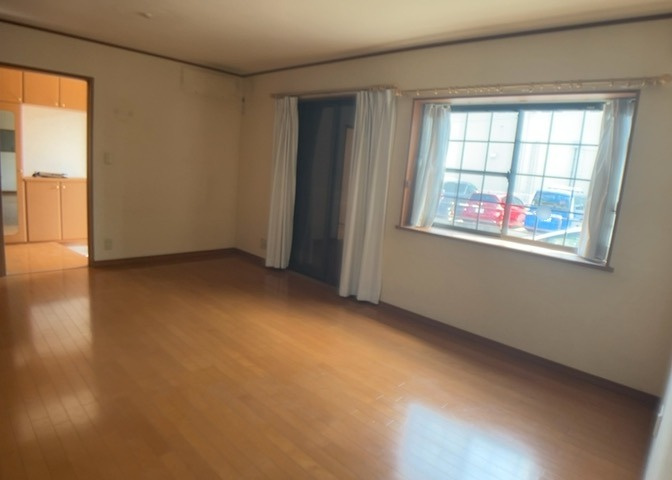 ダイニングとキッチンの間を扉や壁などで仕切らず、一体化させた間取りです。キッチンカウンターがついている物件ならば、食事をキッチンカウンターで取ることで、ダイニングスペースをリビングとして使用できます。
