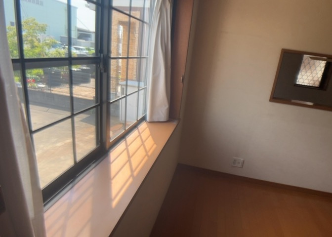 サッシは、ガラス窓に使用される金属製の窓枠です。一般的に住宅建築では、金属製建具工事の段階でガラス類・玄関などと同時に設置されます。種類や構造により断熱性能や遮音性能が異なるので現地でご確認ください。