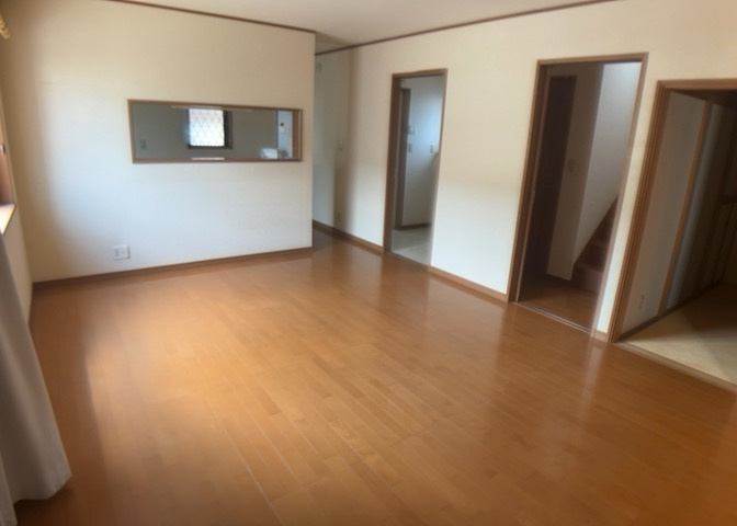 直線タイプはLとDKを一直線に並べた形で対面キッチンのタイプです。一般的なのでよく見かけるかもしれません。直線タイプに似た直接アイランドタイプは、キッチンとダイニングの間に壁がない分広く感じられます。