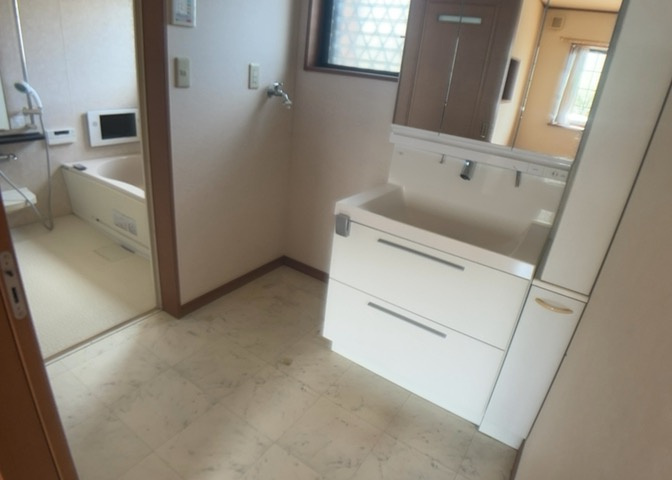 多くの戸建て住宅で見かける洗面脱衣所は、洗面台と洗濯機が2畳ほどのスペースに並べられていて、洗面所が脱衣所を兼ね備えている間取りが一般的です。お客様が利用することもある、パブリックな空間でもあります。