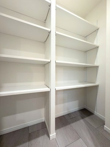 パントリー　食品のストックや調理器具をまとめて整理できる便利なパントリー！キッチン周りがいつもすっきりと片付き、毎日の家事効率をぐっと高めてくれます。