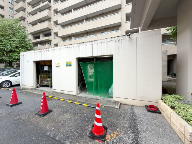 ゴミ置き場　総戸数480戸のビッグコミュニティ！敷地内にはゴミ置き場をはじめ充実した共用設備が整っており、快適で安心感のあるマンションライフをお過ごしいただけます。