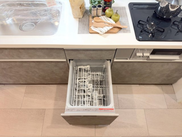 食洗機　システムキッチンには便利な食洗機や浄水機能を搭載！さらに給湯器や配管も新規交換済みで、日々の家事や快適な暮らしをしっかりとサポートします。