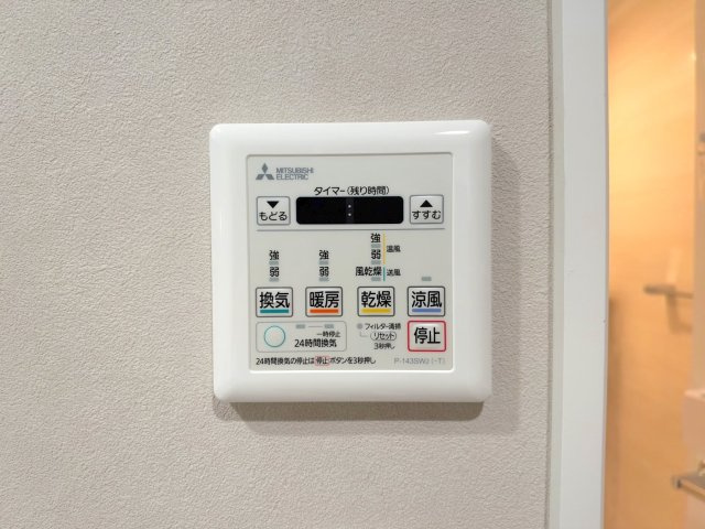 浴室乾燥器　雨の日のお洗濯や冬場の入浴も快適な浴室乾燥機を完備！さらに温水洗浄便座付きトイレや新規交換された清潔な洗面化粧台など、充実した水回りで快適な新生活を始められます。