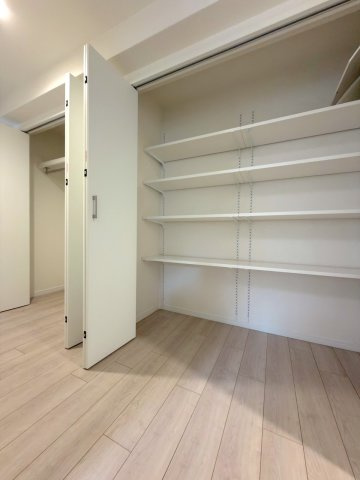 廊下の収納　廊下などの便利な収納スペースのほか、各洋室や大容量WICにも収納を完備！お部屋の隅々まですっきりと片付けられ、居住空間を最大限に広くご活用いただけます。